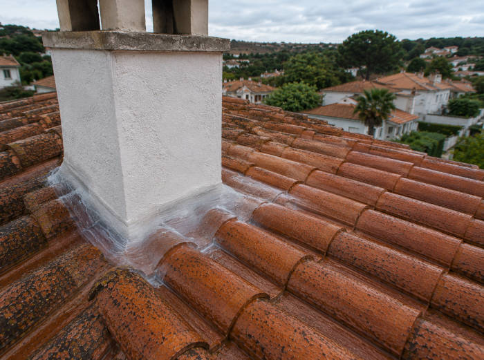 Telhado com chaminé recentemente tratado para evitar infiltrações