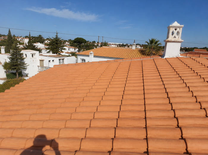 Telhado de uma casa em Faro após uma limpeza profissional